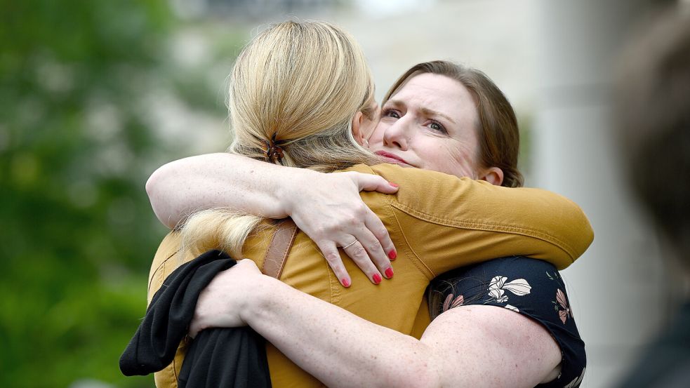 Eine Unterstützerin umarmt Christina Strobel (links), die Schwester von Simone Strobel. Foto: dpa/Bianca De Marchi
