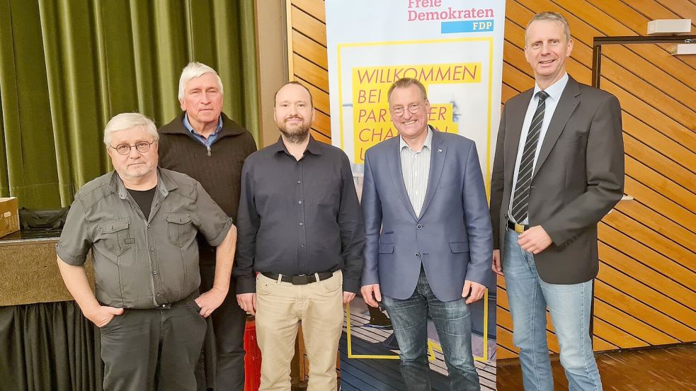 Der FDP-Bundestagskandidat für den Wahlkreis 26, Robert Wegener, steht auf diesem Bild in der Mitte. Es entstand nach der Nominierungsversammlung Ende Oktober in Schortens. Foto: FDP
