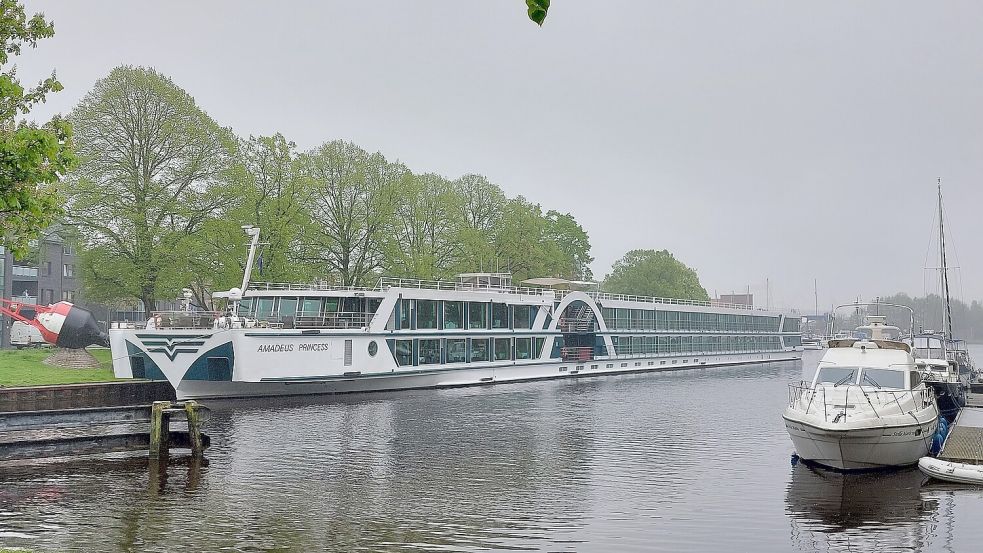 Parallel zum Dr.-Erich-Brüggemann-Ufer soll ein optimierter Liegeplatz für Flusskreuzfahrtschiffe wie die "Amadeus Princess" entstehen. Foto: Hanssen/Archiv