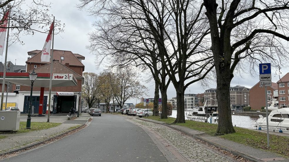 Eine schmale Haltespur für zwei Busse gibt es bereits, doch sie soll breiter werden. Auch der Fußweg ist sehr schmal und soll verändert werden. Foto: Hanssen