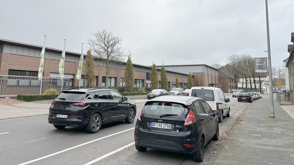 Die Parkplätze gegenüber dem Stadtwerke-Gebäude sollen für breitere Radwege verschwinden. Allerdings sollen bei der Zufahrt zur Friedrich-Ebert-Straße neue geschaffen werden. Foto: Hanssen