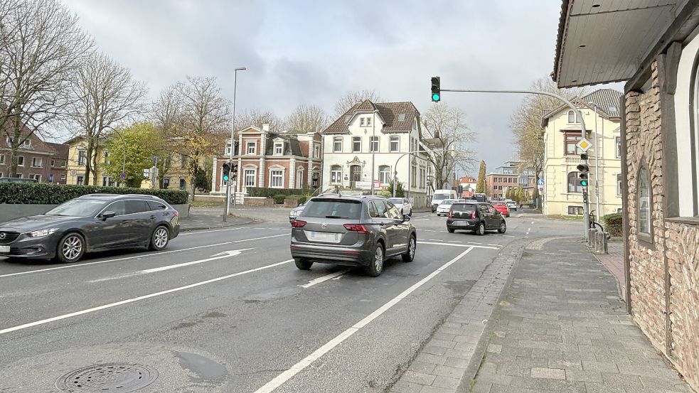 Die Linksabbiegespur wird pro Grünphase nur von maximal zwei Fahrzeugen genutzt. Deswegen kann sie entfernt werden für eine breitere Radwegeführung an den Rändern. Foto: Hanssen