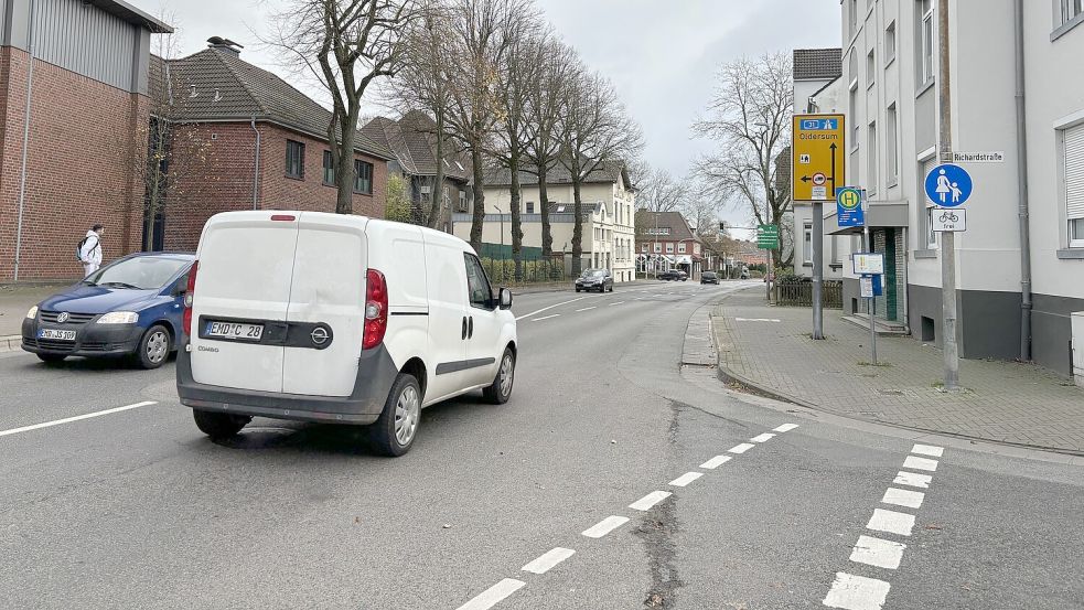 Teilweise werden Fahrradwege in dem Abschnitt auf die Gehwege geleitet. Breit genug ist es dort aber nicht. Foto: Hanssen