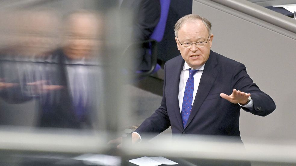 Stephan Weil in der 199. Sitzung des Deutschen Bundestages. Die Kontroverse um die Gehaltserhöhung von Ministerpräsident Weils Büroleiterin bleibt ungelöst. Foto: IMAGO/Future Image