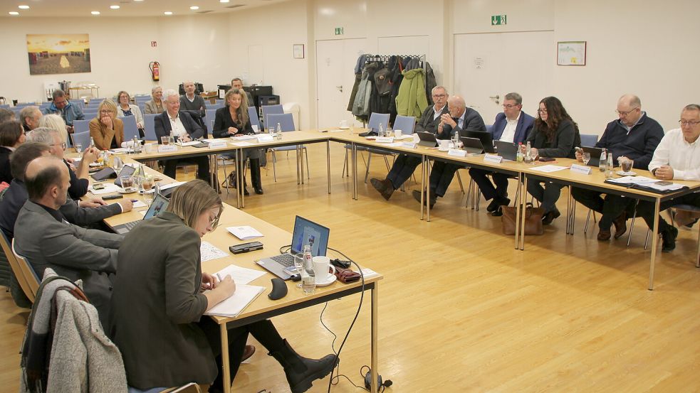 Die jüngste Sitzung des Wirtschaftsausschusses des Landkreises Leer fand in der Kulturinsel statt. Foto: Ferber