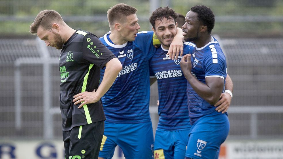 Nikky Goguadze (Mitte) lief schon einmal für Kickers auf. Foto: Doden/Emden