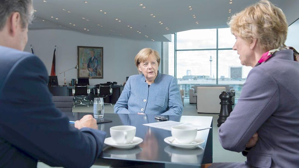 Interview im Kanzleramt: Im Oktober 2017 sprach Angela Merkel mit unserer damaligen Berlin-Korrespondentin Beate Tenfelde und Ralf Geisenhanslüke, dem ehemaligen Chefredakteur. Foto: Marco Urban
