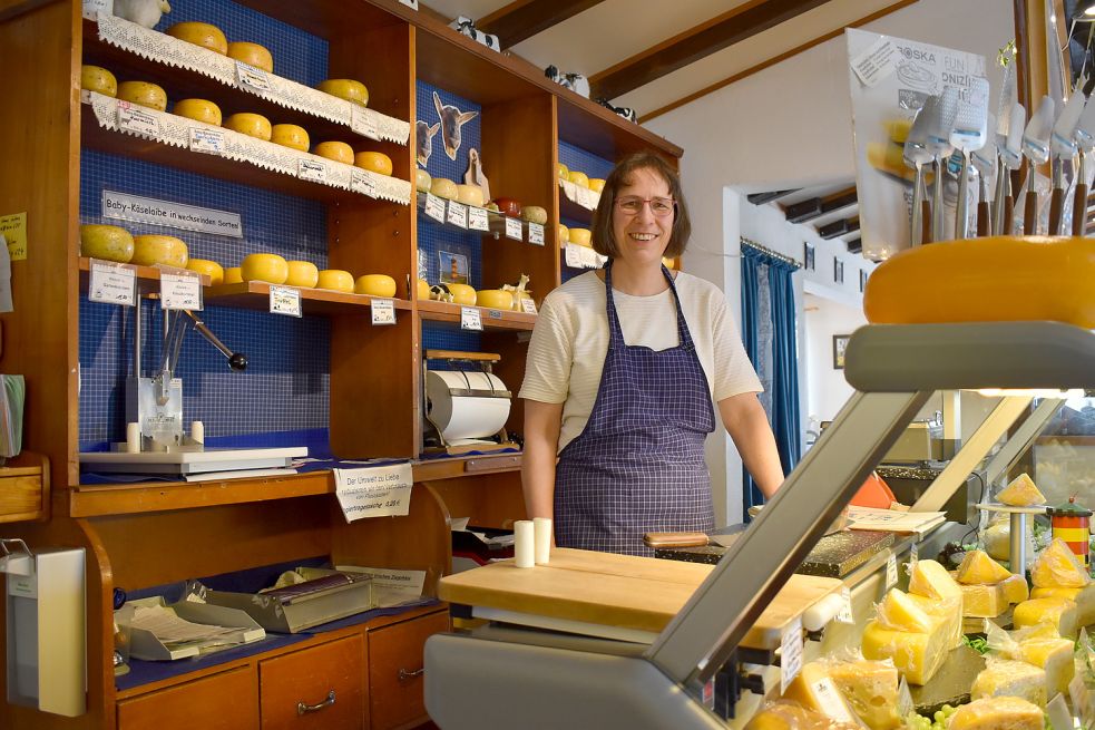 Claudia Berkhout leitet neben der Käserei auch einen Hofladen mit Cafeteria in Pilsum. Foto: Hanssen