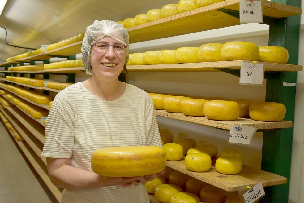 Der „Leuchtturmkäse“ mit seinen unterschiedlichen Schichten ist sehr beliebt – und soll an den Pilsumer Leuchtturm erinnern. Foto: Hanssen