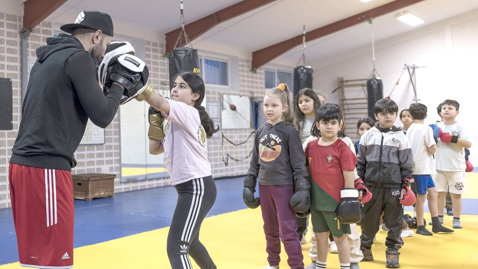 Rund 100 Mädchen und Jungen boxen beim MTV Aurich. Foto: Privat