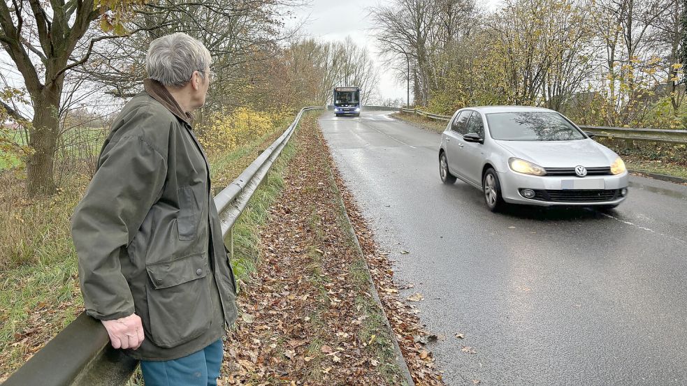 Mutprobe: Wer hier auf dem bewachsenen Gehweg läuft wie Gersvind Meyer, weicht auch schon mal auf die vielbefahrene Straße aus. Foto: Schuurman