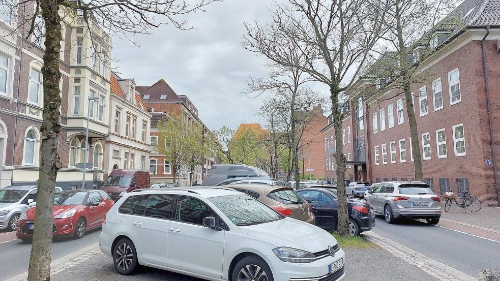 Auf dem Mittelstreifen der Ringstraße im Behördenviertel parken viele Leute, die hier arbeiten. Anwohner finden dadurch schlechter Parkbuchten. Der Streifen könnte in Zukunft für Autos gesperrt und begrünt werden. Foto: Hanssen/Archiv
