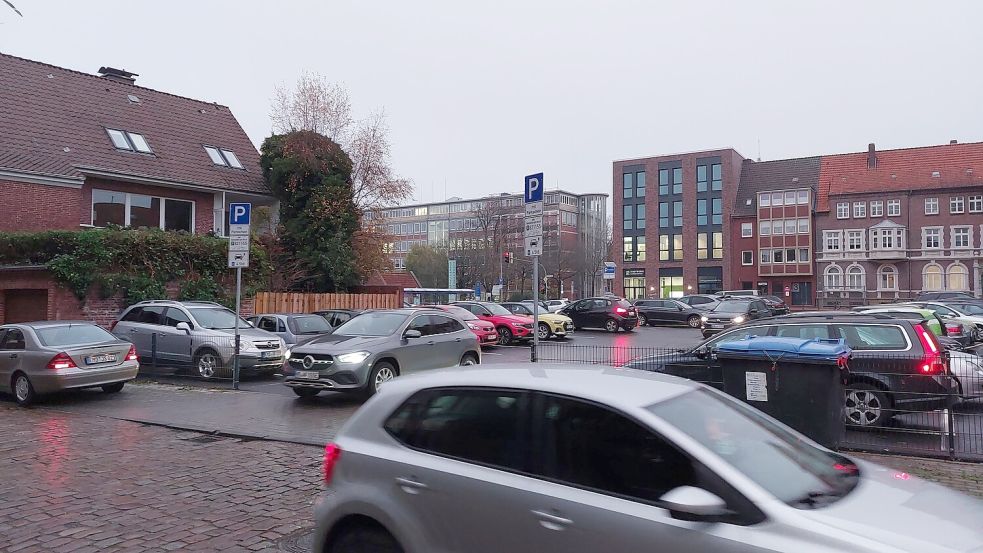 In der Emder Innenstadt gibt es rund 1500 Parkplätze, die kostenpflichtig sind wie hier an der Pottgießerstraße. Der große Parkplatz ist provisorisch eingerichtet worden, eigentlich soll hier ein Parkhaus entstehen. Foto: Hanssen/Archiv