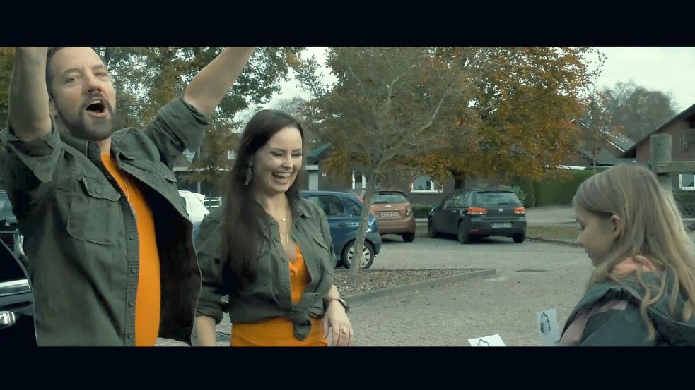 Das Pop-Schlager-Duo Feuermond aus Aachen wirkt im Film ebenfalls mit. Die beiden werden von den Schurken entführt. Foto: Ostfriesland Film Studio