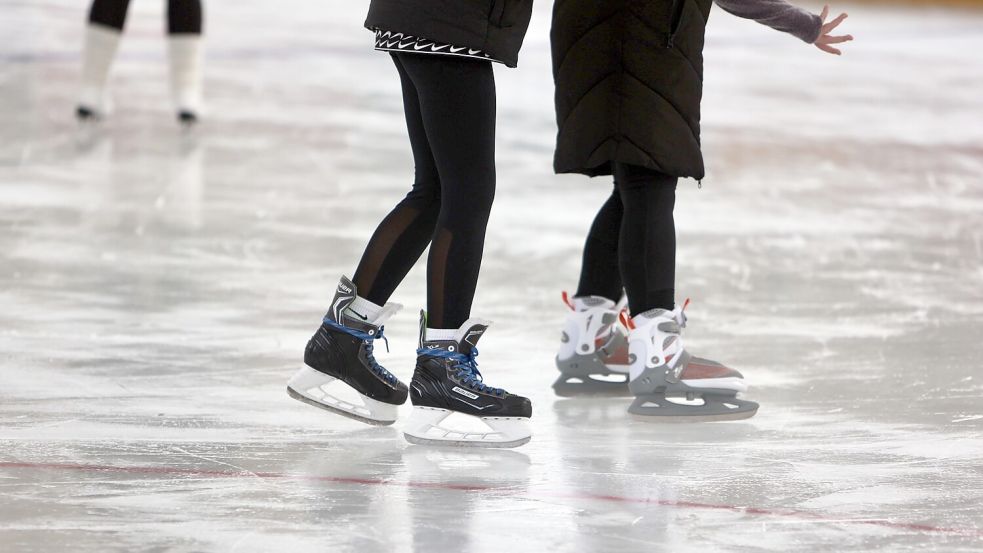 Statt gelbe Bälle zu schlagen, wird in Borkums Tennisinsel ab Ende Dezember Schlittschuh gefahren. Symbolbild: Bein/dpa