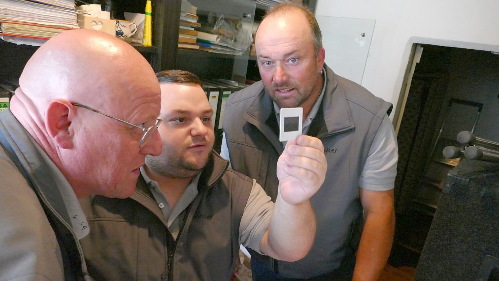 Horst Janssen (von links), Heiner Kuske und Jann de Buhr entdecken im Leezdorfer Dorfarchiv immer wieder neue Schätze. Foto: Jürgens
