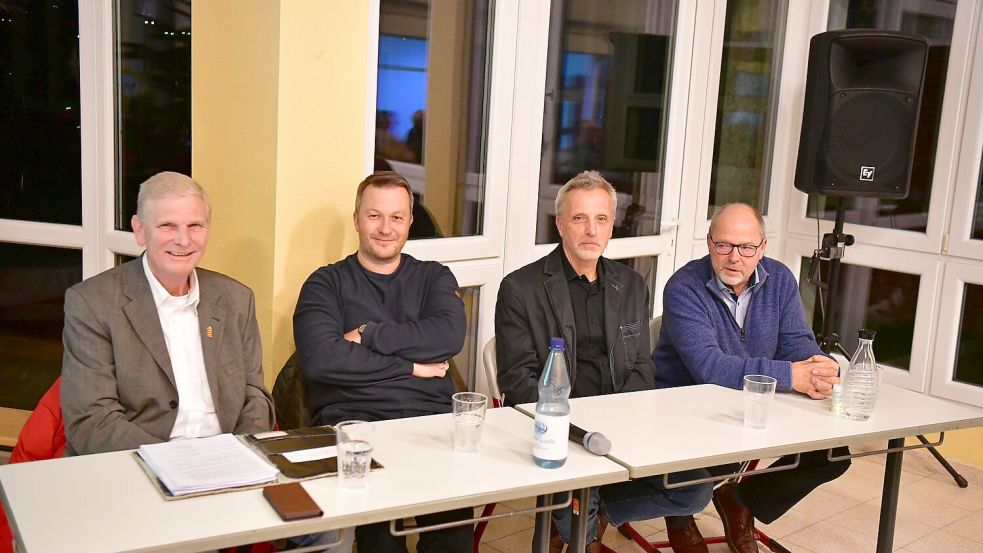 Auch Vertreter der lokalen Politik nahmen an der Veranstaltung teil: (von links) Alfred Jacobsen (SPD), Ralf Ludwig (SWK), Frank Schoof (fbl) und Garrelt Agena (Grüne).