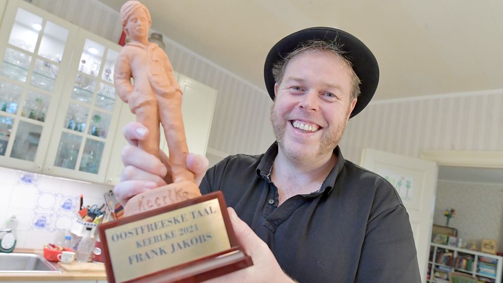 Der Reepsholter Frank Jakobs ist einer der jüngsten in einer langen Reihe von Keerlke-Preisträgern, die der Verein Oostfreeske Taal Jahr für Jahr auszeichnet. Foto: Ortgies