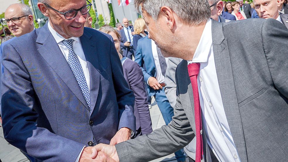 Reichen sich die Hand: CDU-Chef Friedrich Merz und Grünen-Vizekanzler Robert Habeck anlässlich des Staatsaktes zu 75. Jahre Grundgesetz. Foto: dpa/Kay Nietfeld
