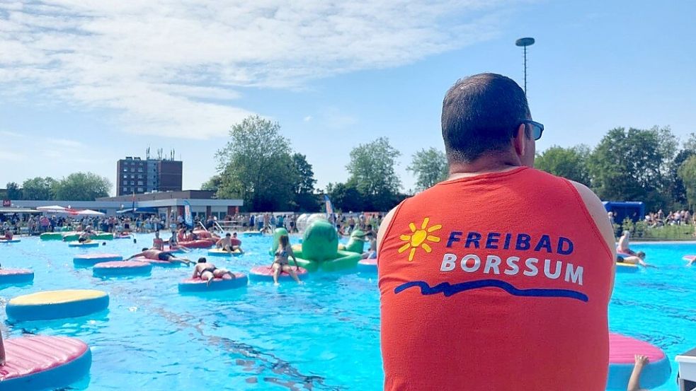Bei der großen Wiedereröffnung des Freibads Borssum am 18. Mai 2024 war viel los. Damit das sanierte Bad weiter attraktiv ist, soll unter anderem das Planschbecken noch wiederhergestellt werden. Foto: Hanssen/Archiv