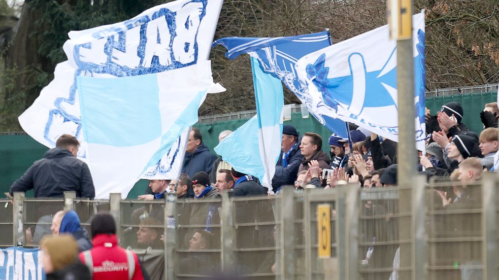 Auf die eigenen Fans kann sich Kickers verlassen: Stimmungsmäßig war es in Bremen wie ein Heimspiel.