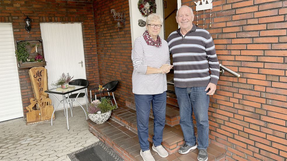 Christel und Walter Freund wohnen im Zentrum von Greetsiel. Foto: Weiden