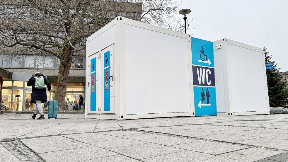 Erster Blick auf Emden: die WC-Container am Bahnhof. Foto: Ortgies