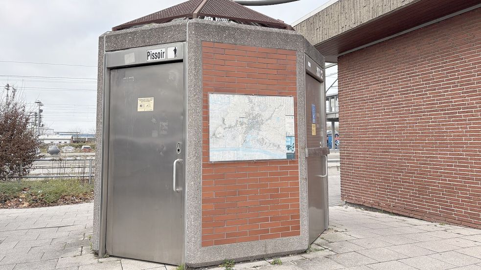 Schon lange dicht: das Rondell zwischen Bahnhofsgebäude und Taxenverein. Foto: Schuurman