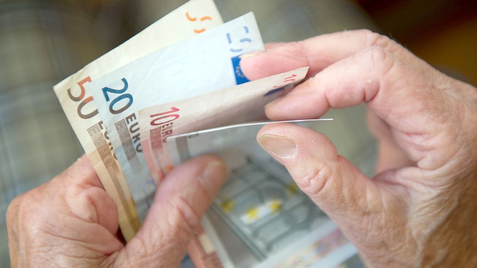 Gibt es 2025 mehr Rente? Darauf können ältere Menschen hoffen. Foto: dpa/Marijan Murat