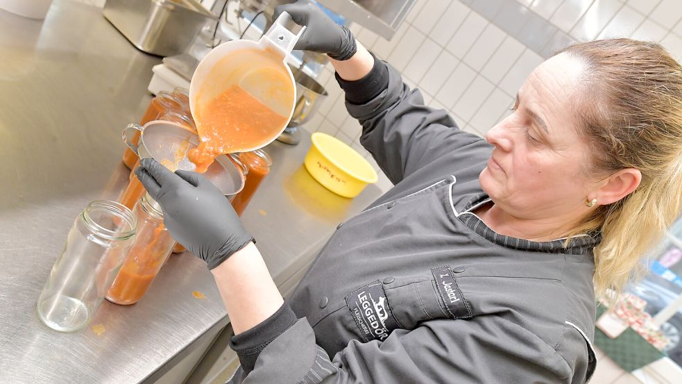 Küchenhelferin Xhemile Jashari füllt Tomatencremesuppe ab. Foto: Ortgies