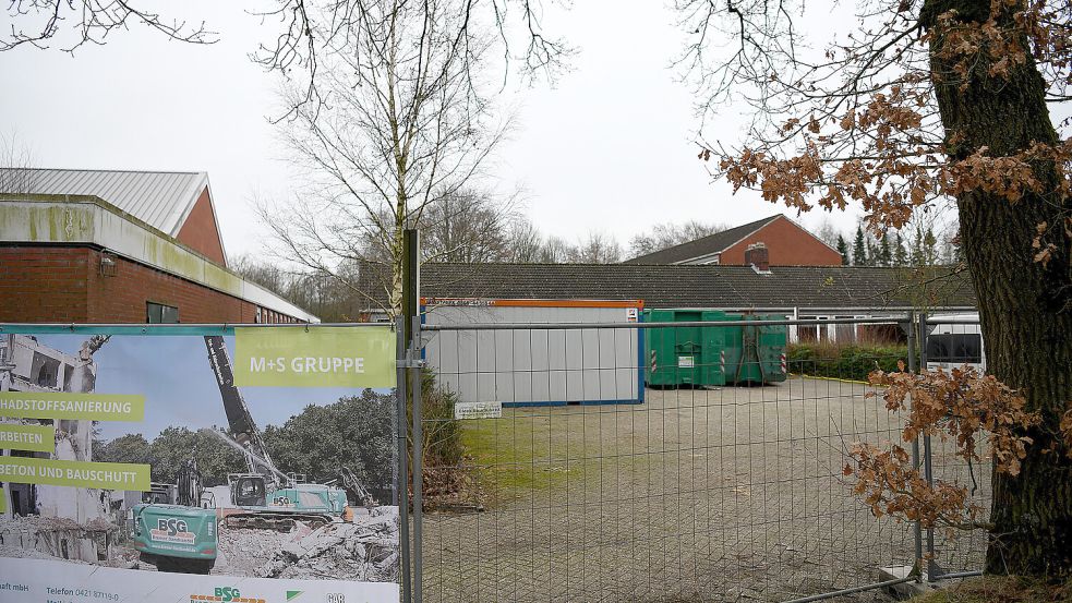 Auf demGelände stehen bereits Container. Das Gebäude im Hintergrund soll in den nächsten Wochen abgerissen werden. Foto: Stromann