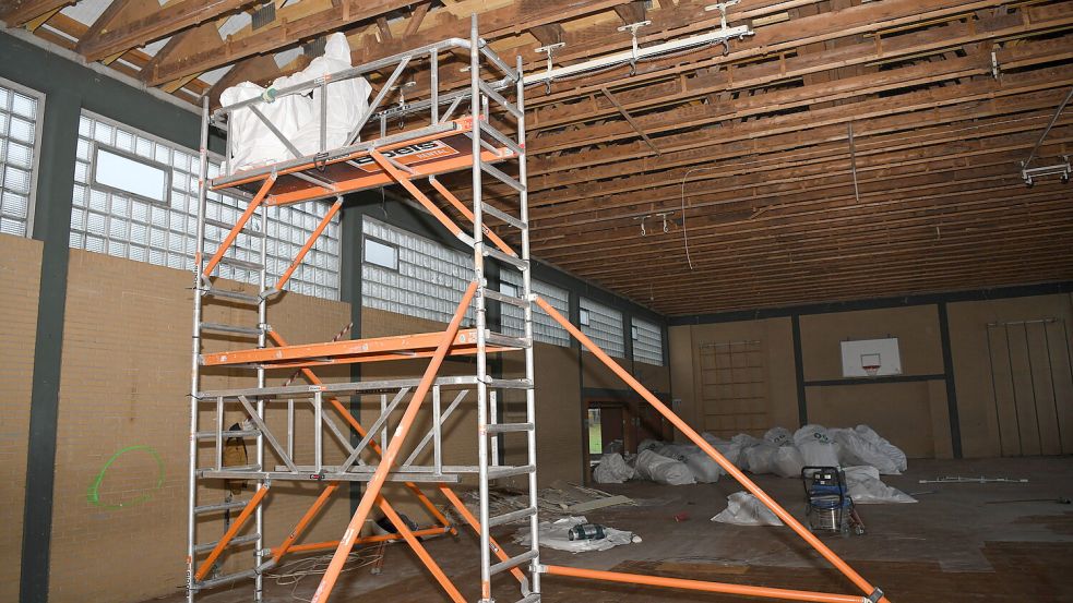Die Turnhalle wird vor dem Abriss entkernt. Dort hatte zuletzt die Feuerwehr Übungen vollzogen. Foto: Stromann