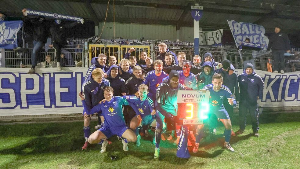 Mit bester Laune konnte das Team nach dem Spiel vor den Fans feiern und anschließend die Weihnachtsfeier starten. Foto: Doden/Emden