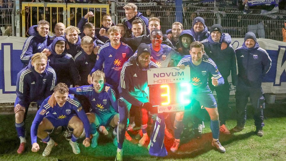 Den perfekten Jahresabschluss mit dem 3:2-Sieg feierte das Team ausgelassen vor dem Fanblock.