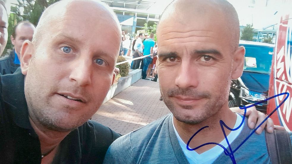 Besonders stolz ist Michael Bosma auf die Selfies mit Star-Trainer Pep Guardiola.
