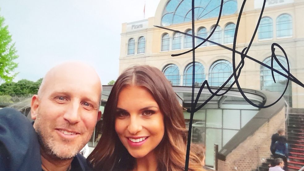 Moderatorin Laura Wontorra hat Michael Bosma Hand in Hand auf eine Feier von Reiner Calmund geschmuggelt.