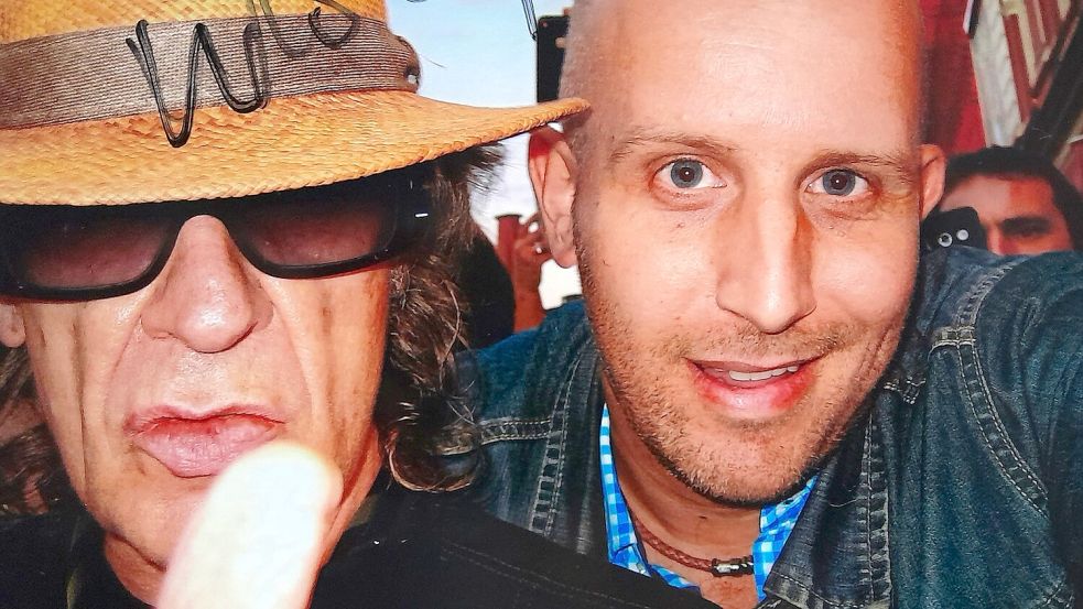 Vereinzelt hat Michael Bosma auch Fotos mit Musikstars wie Udo Lindenberg (links), Heino und H. P. Baxxter.