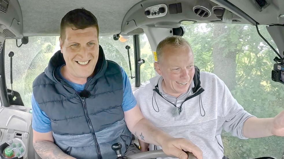 Bei der Hofarbeiten wirken Markus (links) und Heino wie ein eingespieltes Team. Auch wenn Markus‘ erste Versuche hinterm Steuer des Treckers nervenaufreibend sind, nehmen es beide mit Humor. Screenshot: RTL