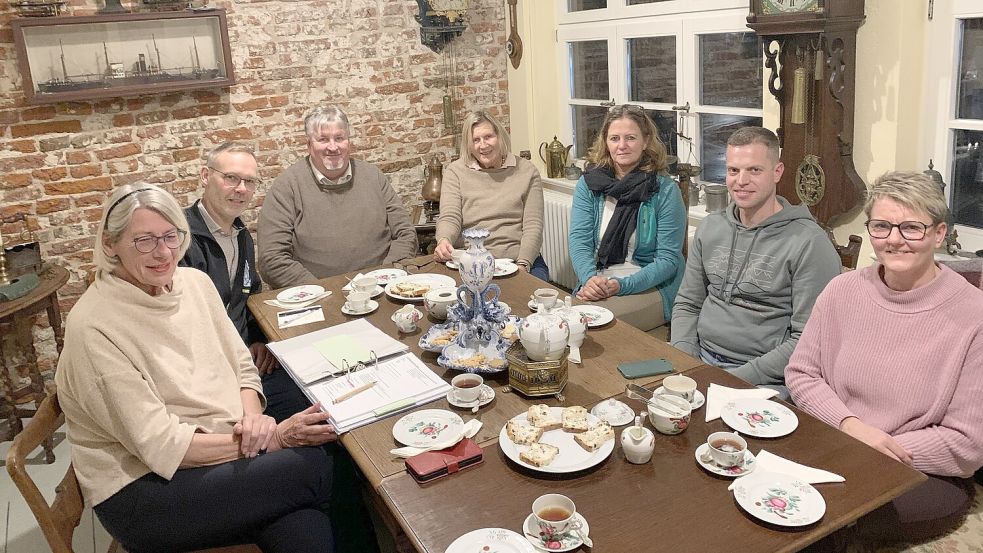 Setzen sich für die Skulptur ein: Elke Brüning (von links), Manfred Meyer, Hans-Jürgen Hinrichs, Friederike Junkhoff, Maj-Britt Wrede, Marten Klose und Marion Meyer.