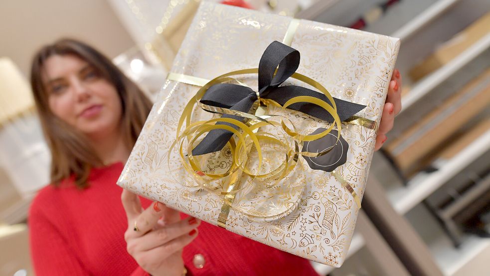 Quadratische Geschenke gehören zur leichtesten Übung am Einpacktisch. Schwieriger wird es dann bei Regenjacken oder Bademänteln.