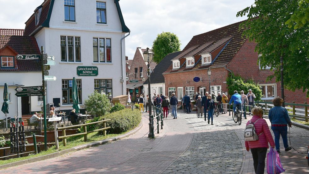 In Greetsiel gibt es viele Restaurants und Cafés. Foto: Wagenaar/Archiv