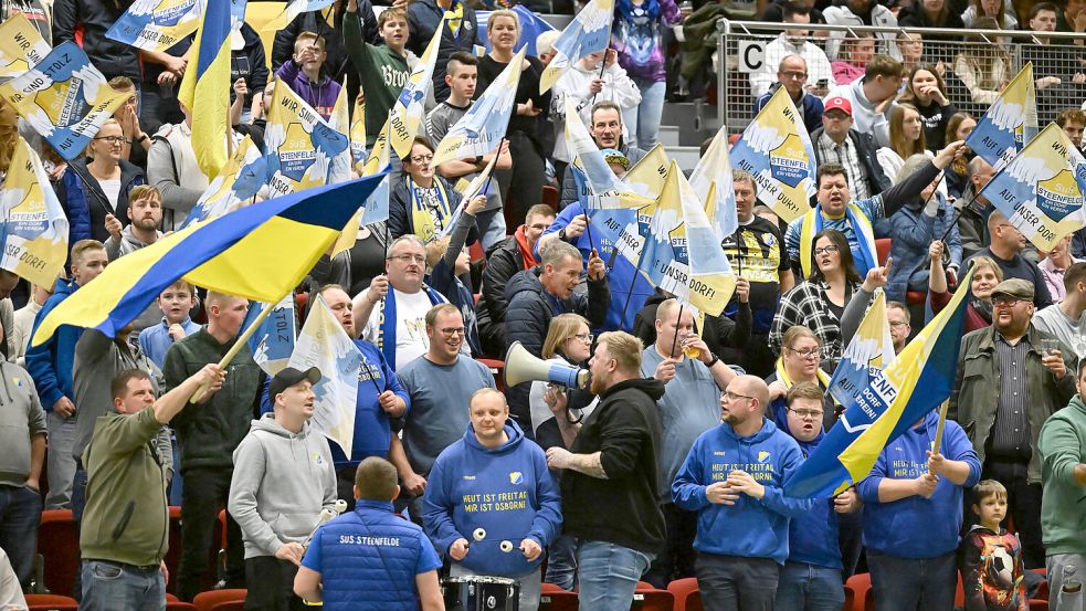 Vergangenes Jahr sorgte SuS Steenfelde für mächtig Stimmung. Auch diesmal haben die mehr als 100 SuS-Fans einen eigenen Block. Archivfoto: Doden/Blomberg