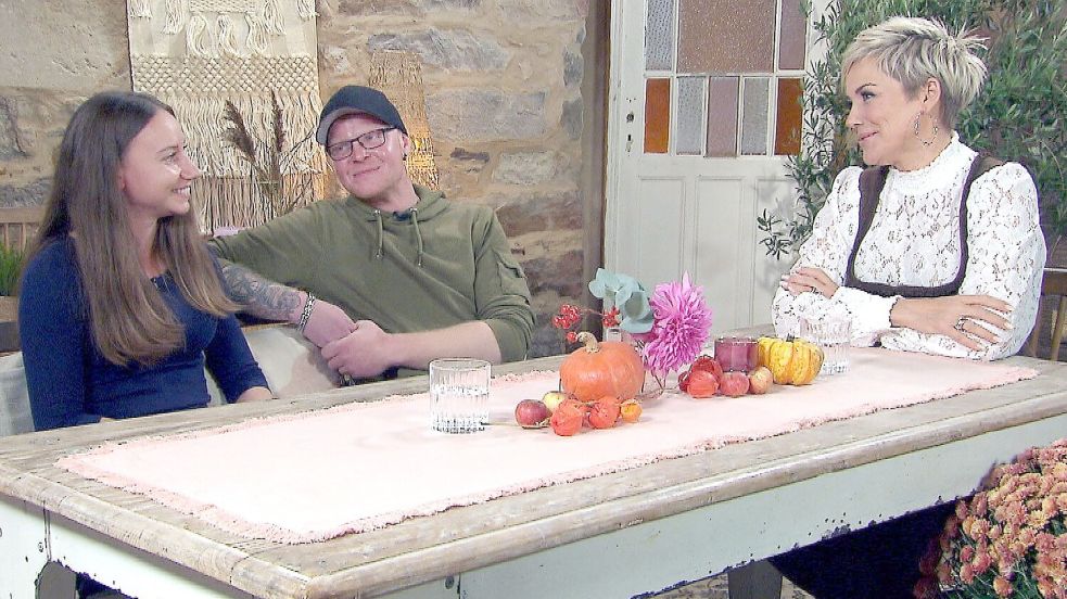 Vor Inka Bause (von rechts) strahlen Andre und Sophie. Doch kurz darauf bezeichnete sie seinen Besuch bei ihr in Hessen nach Abschluss der Dreharbeiten als anstrengend. Foto: RTL