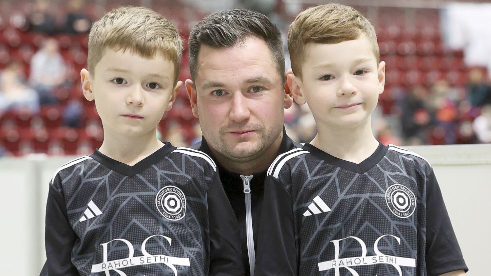 Trainer Sascha de la Cuesta mit seinen Zwillingen Pablo (links) und Thiago.