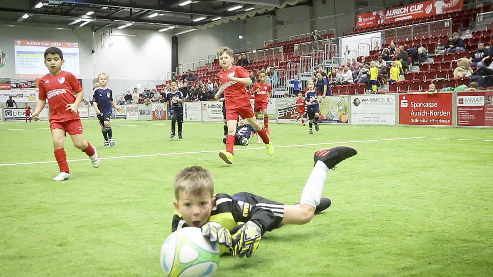 Den Ball hat der Keeper fest im Blick.
