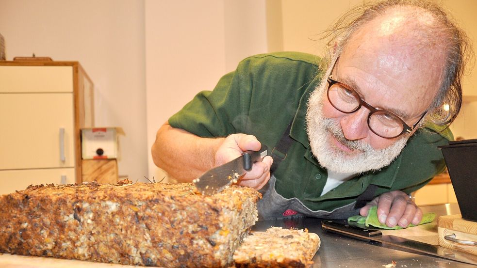 Wolfgang Schuy schneidet den Braten auf. Foto: Ullrich