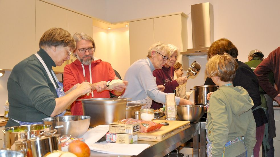 Bei den gemeinsamen Vorbereitungen kommen schnell alle Teilnehmer ins Gespräch. Foto: Ullrich