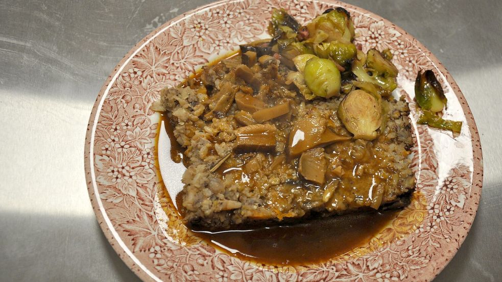Das Hauptgericht überzeugt alle Teilnehmer, auch ganz ohne tierische Produkte. Der Braten in Zusammenhang mit der Soße geht eine stimmige Verbindung ein. Der winterliche Rosenkohl passt ideal dazu. Foto: Ullrich