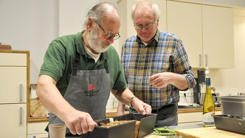 Manfred (rechts) geht dem Kursleiter zur Hand. Foto: Ullrich
