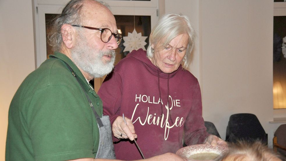 Wolfgang und Dorothea Schuy verteilen die Suppe. Foto: Ullrich